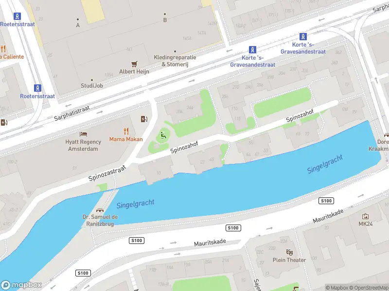 Ambulance met grote spoed naar de Spinozahof in Amsterdam