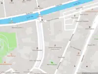 Ambulance met grote spoed naar de Uiterstegracht in Leiden