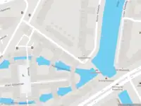 Ambulance met grote spoed naar de Vriendenlaan in Rotterdam