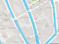 Ambulance met grote spoed naar de Korte Geer in Delft