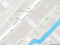 Ambulance met grote spoed naar de Ravenwerf in Amsterdam