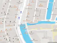Ambulance met gepaste spoed naar de Langebrugsteeg in Amsterdam