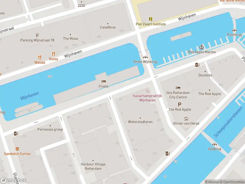 Ambulance met grote spoed naar de Wijnhaven in Rotterdam