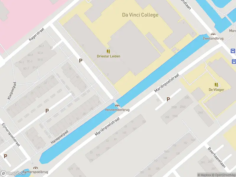 Ambulance met gepaste spoed naar de Vennemeerstraat in Leiden