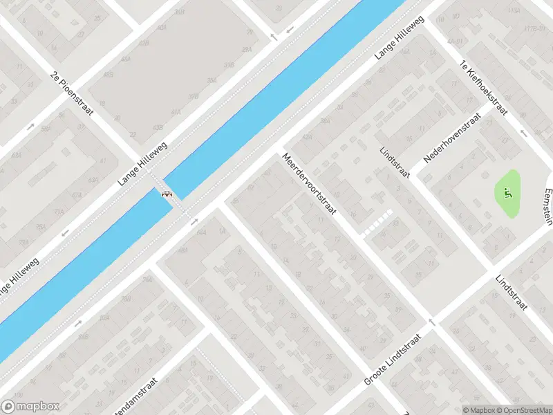 Ambulance met gepaste spoed naar de Zwijndrechtsestraat in Rotterdam