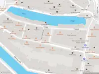 Ambulance met gepaste spoed naar de Geelvinckssteeg in Amsterdam
