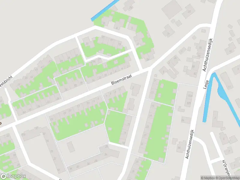 Ambulance met grote spoed naar de Bloemstraat in Achthuizen