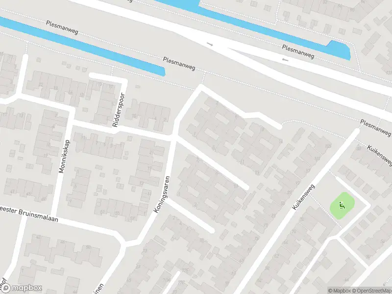 Ambulance met grote spoed naar de Pieter Houtkooperhof in Beverwijk
