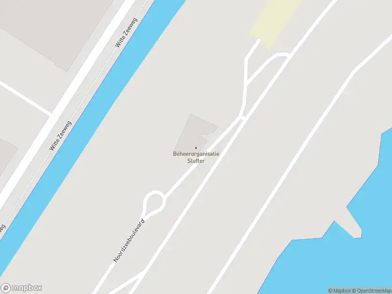 Ambulance met gepaste spoed naar de Noordzeeboulevard in Maasvlakte Rotterdam