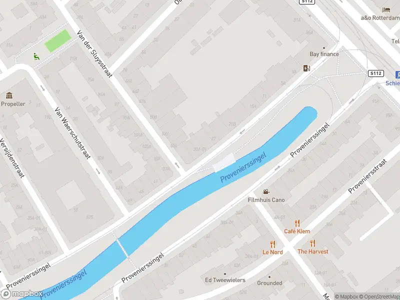 Ambulance met grote spoed naar de Provenierssingel in Rotterdam