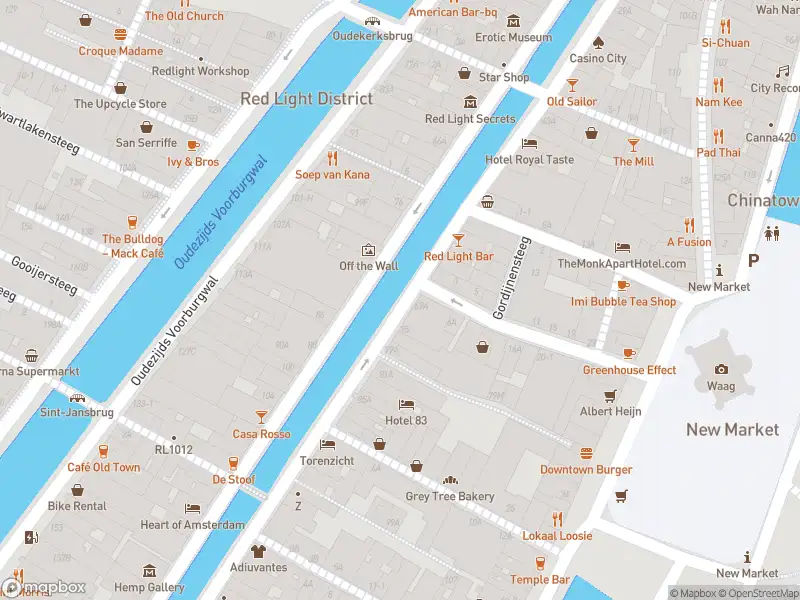 Ambulance met grote spoed naar de Koestraat in Amsterdam