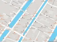 Ambulance met grote spoed naar de Oudezijds Voorburgwal in Amsterdam