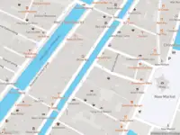 Ambulance met grote spoed naar de Koestraat in Amsterdam