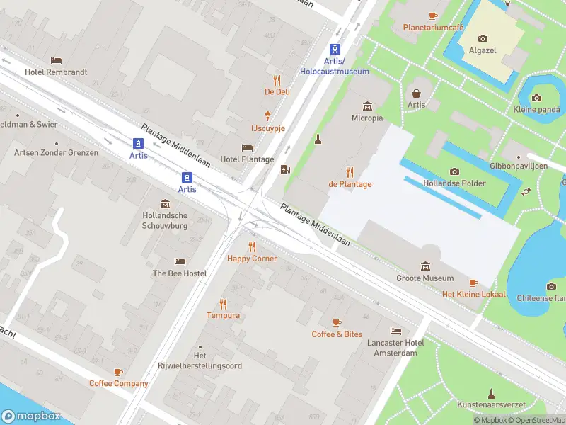 Ambulance met gepaste spoed naar de Plantage Muidergracht in Amsterdam