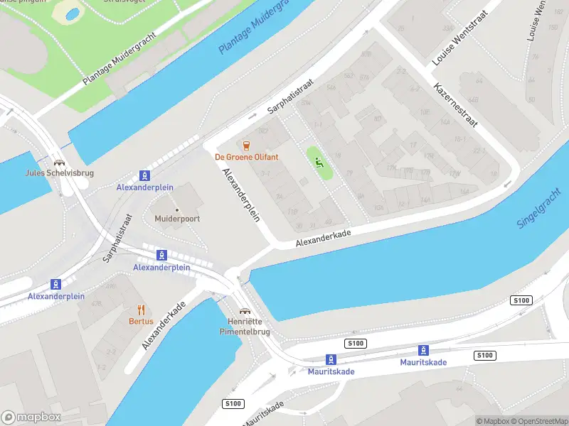 Ambulance met gepaste spoed naar de Kazernestraat in Amsterdam