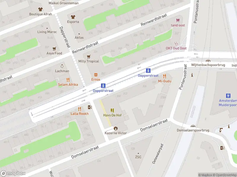 Ambulance met grote spoed naar de Dapperstraat in Amsterdam
