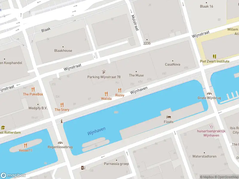 Ambulance met grote spoed naar de Wijnhaven in Rotterdam