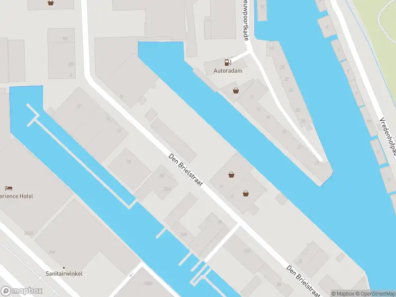 Ambulance met grote spoed naar de Den Brielstraat in Amsterdam