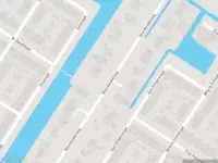 Ambulance met grote spoed naar de Baldwinstraat in Amsterdam