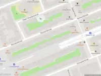 Ambulance met grote spoed naar de Reinwardtstraat in Amsterdam