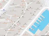 Ambulance met grote spoed naar de Karnemelksteeg in Amsterdam