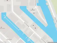 Ambulance met grote spoed naar de Den Brielstraat in Amsterdam