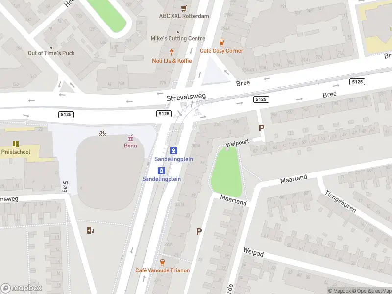 Ambulance met gepaste spoed naar de Groene Hilledijk in Rotterdam