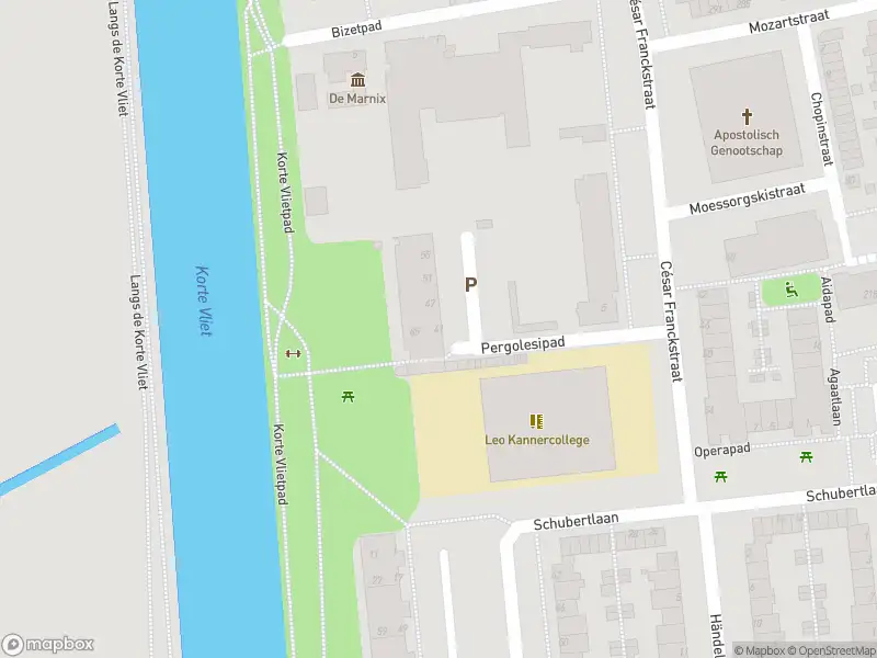 Ambulance met grote spoed naar de Pergolesipad in Leiden