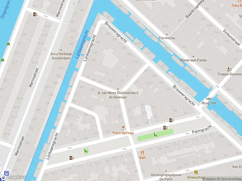 Ambulance met grote spoed naar de Driehoekstraat in Amsterdam