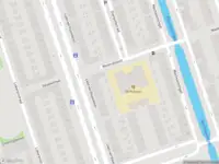 Ambulance met grote spoed naar de Mechelensingel in Amsterdam