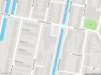 Ambulance met grote spoed naar de Loevesteinsingel in Rotterdam