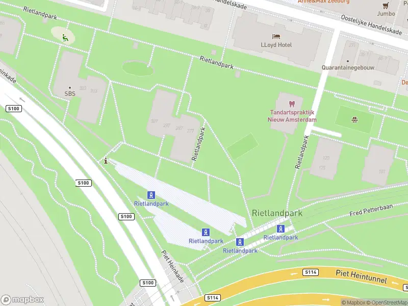 Ambulance met grote spoed naar de Rietlandpark in Amsterdam