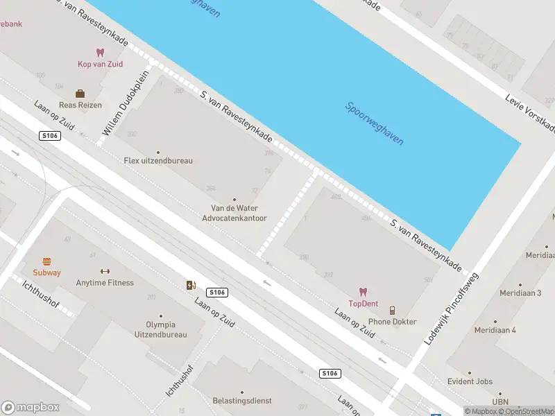 Ambulance met grote spoed naar de Willem Molenbroekplein in Rotterdam