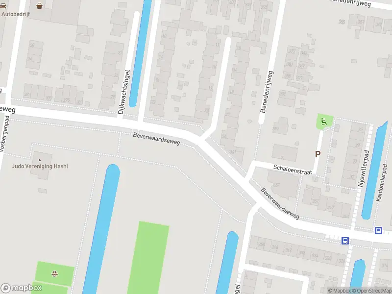 Ambulance met gepaste spoed naar de Beverwaardseweg in Rotterdam