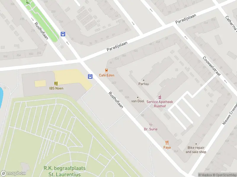 Ambulance met grote spoed naar de Rusthoflaan in Rotterdam