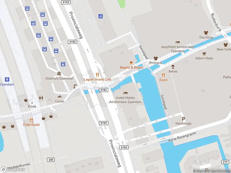 Ambulance met gepaste spoed naar de Stadhuisplein in Zaandam