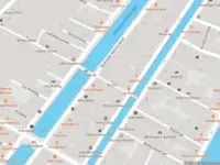 Ambulance met grote spoed naar de Stoofsteeg in Amsterdam