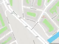 Ambulance met gepaste spoed naar de Nieuwezijds Voorburgwal in Amsterdam
