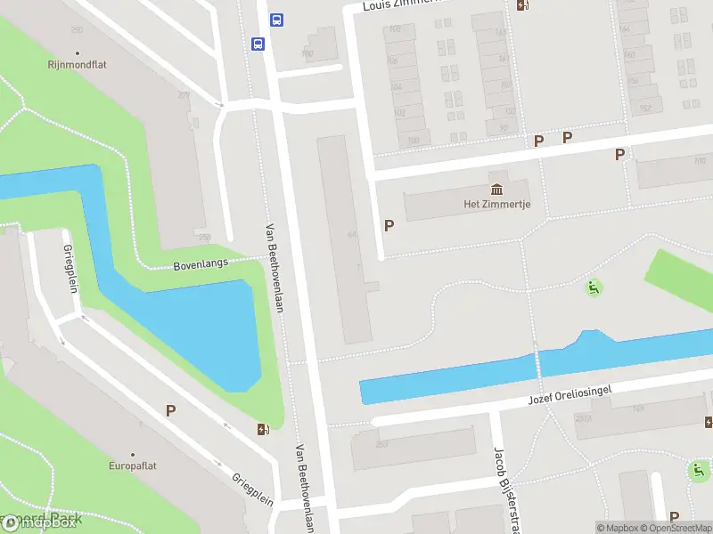 Ambulance met grote spoed naar de Louis Zimmermannplein in Schiedam