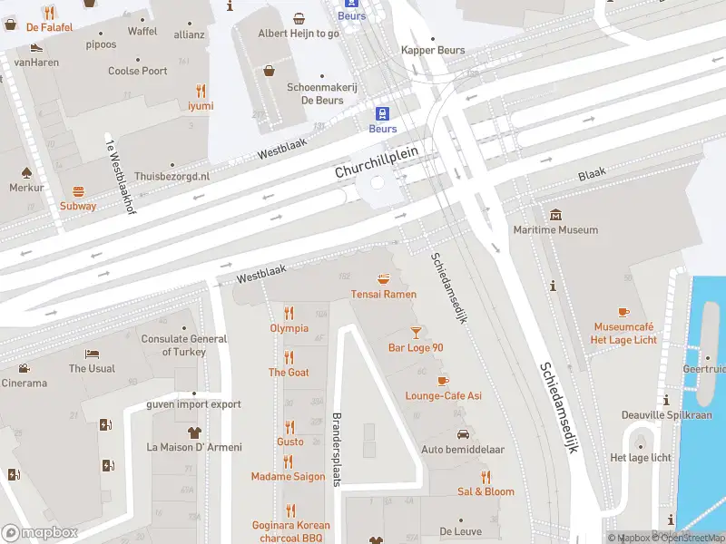 Ambulance met grote spoed naar de Churchillplein in Rotterdam