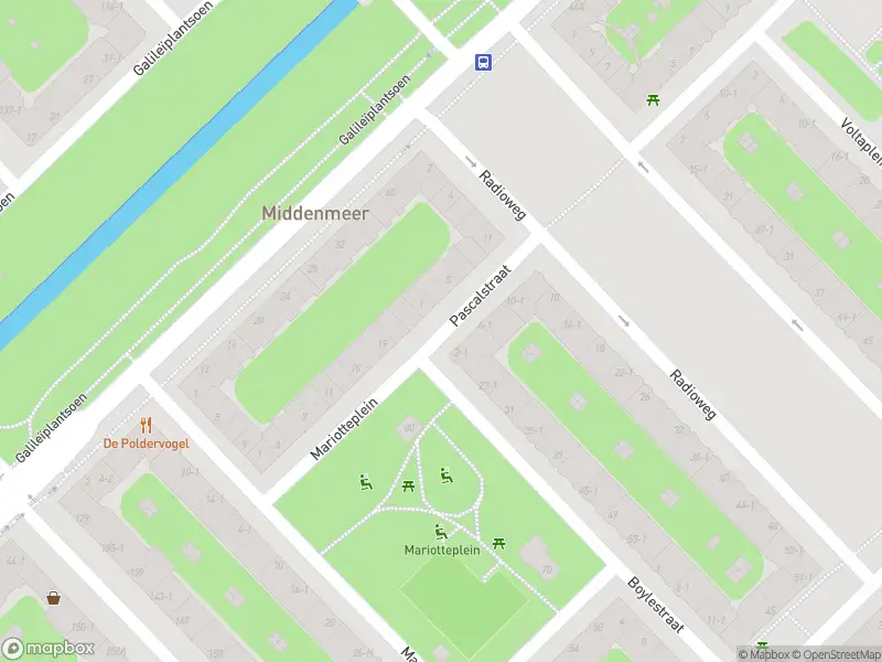 Ambulance met gepaste spoed naar de Pascalstraat in Amsterdam