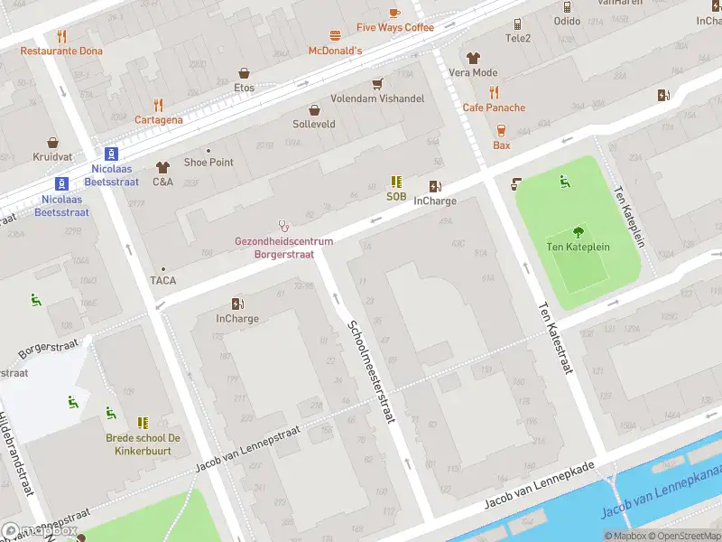 Ambulance met grote spoed naar de Schoolmeesterstraat in Amsterdam