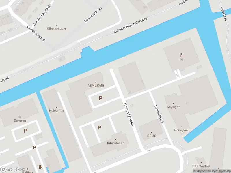 Ambulance met grote spoed naar de Computerlaan in Delft