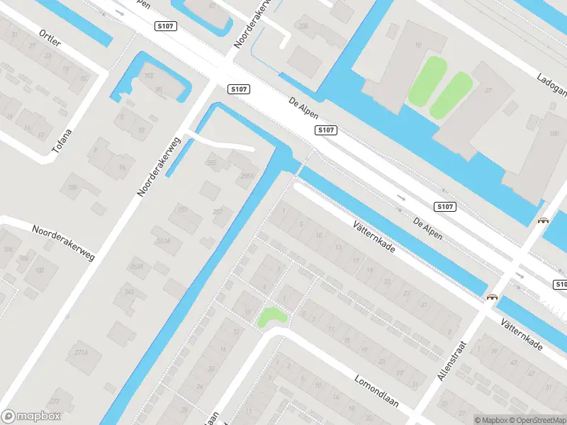 Ambulance met gepaste spoed naar de Vätternkade in Amsterdam