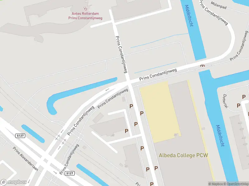 Ambulance met grote spoed naar de Prins Constantijnweg in Rotterdam