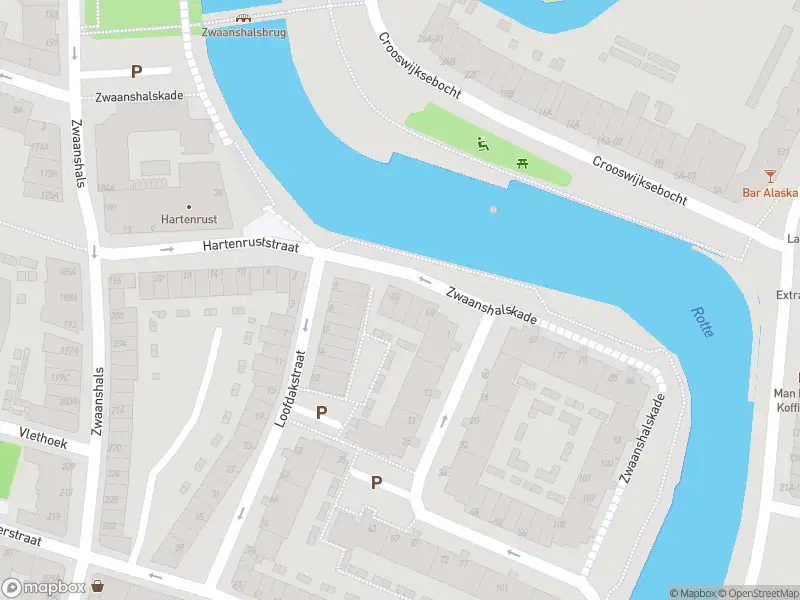 Ambulance met grote spoed naar de Zwaanshalskade in Rotterdam