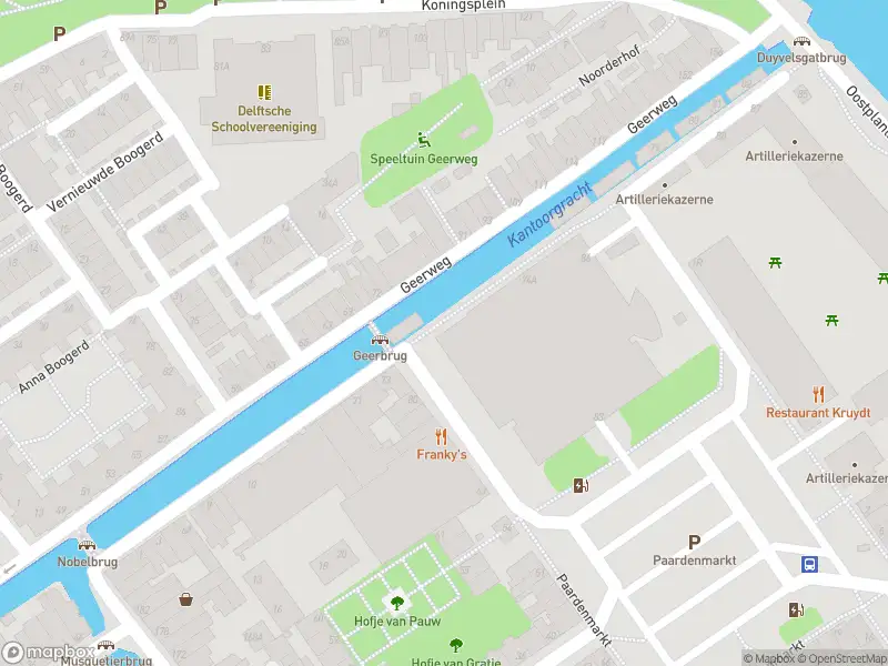 Ambulance met grote spoed naar de Kantoorgracht in Delft