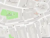 Ambulance met grote spoed naar de Maassluissedijk in Vlaardingen