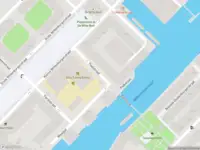 Brandweer met gepaste spoed naar de Oostenburgergracht in Amsterdam vanwege afgaan automatisch brandalarm