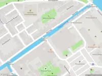 Ambulance met grote spoed naar de Kantoorgracht in Delft